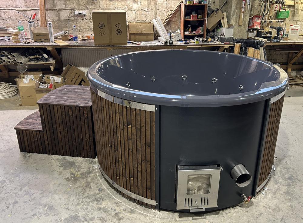 Hot-tub with stairs, integrated stove and jets